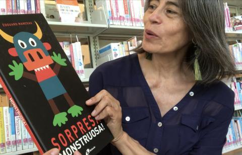 image of librarian showing a Spanish titled picture book