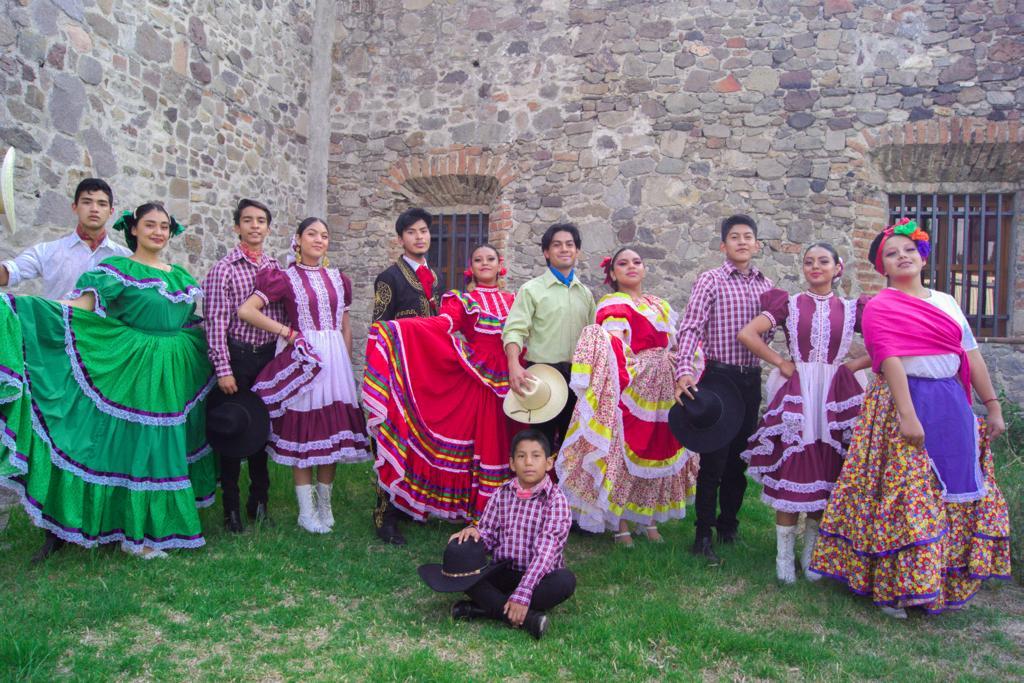 folkloric dancers